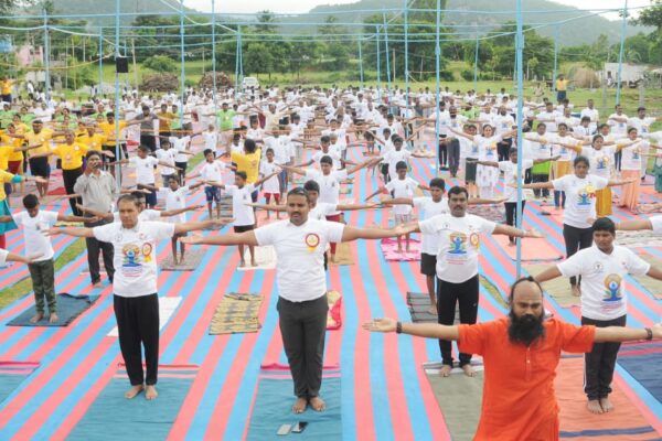 ಬೆಟ್ಟದ ತಪ್ಪಲಲ್ಲಿ ಸಾಮೂಹಿಕ ಯೋಗಾಭ್ಯಾಸ