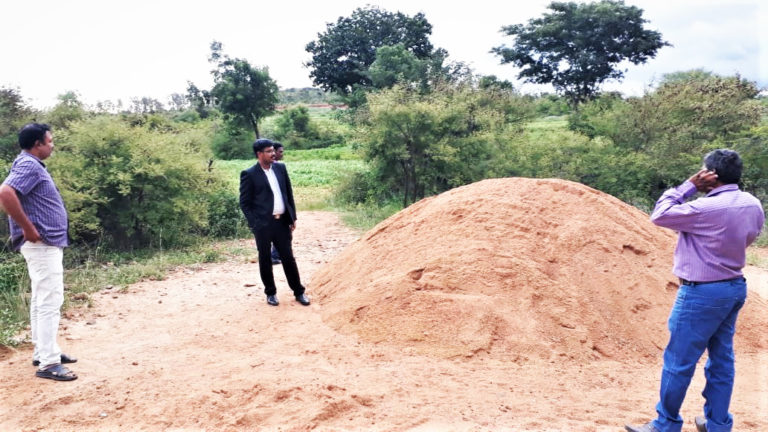 ಅಕ್ರಮ ಮರಳು ಶೇಖರಣೆ ಮೇಲೆ ತಹಶೀಲ್ದಾರ್ ದಾಳಿ