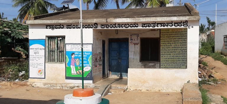 ಅಧಿಕಾರಿಗೆ ಬಕೇಟ್ ಹಿಡಿದವರೇ ಪಂಚಾಯಿತಿಯ ಬಾಸು