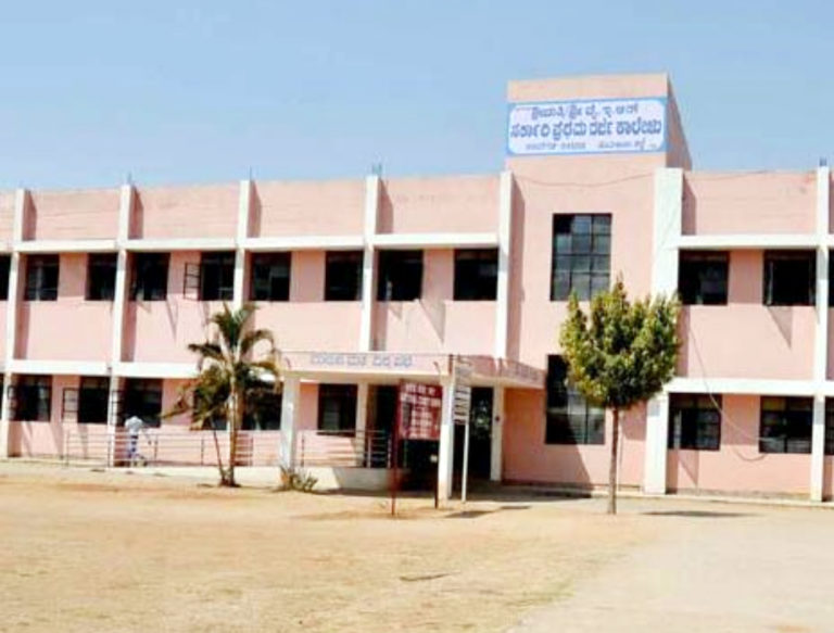 ನೀಲಿಬಣ್ಣದ ಮೊಬೈಲ್ ನಲ್ಲಿ ಪ್ರಾಂಶುಪಾಲ ವೀಕ್ಷಿಸುವುದಾದರೂ ಏನು?