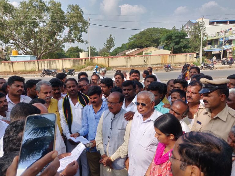 ಸಚಿವ ಸ್ಥಾನದಿಂದ ಮಾಧುಸ್ವಾಮಿ  ಕೈ ಬಿಡಲು ಆಗ್ರಹ: ಹುಳಿಯಾರು ಬಂದ್ ಯಶಸ್ವಿ