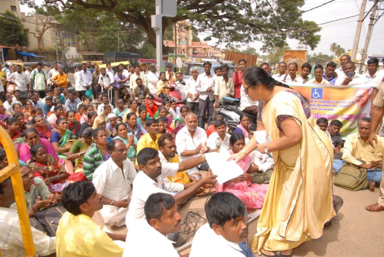 ಜಿಲ್ಲಾಧಿಕಾರಿ ಕಚೇರಿ ಮುಂದೆ ಅಂಗವಿಕಲರ ಪ್ರತಿಭಟನೆ