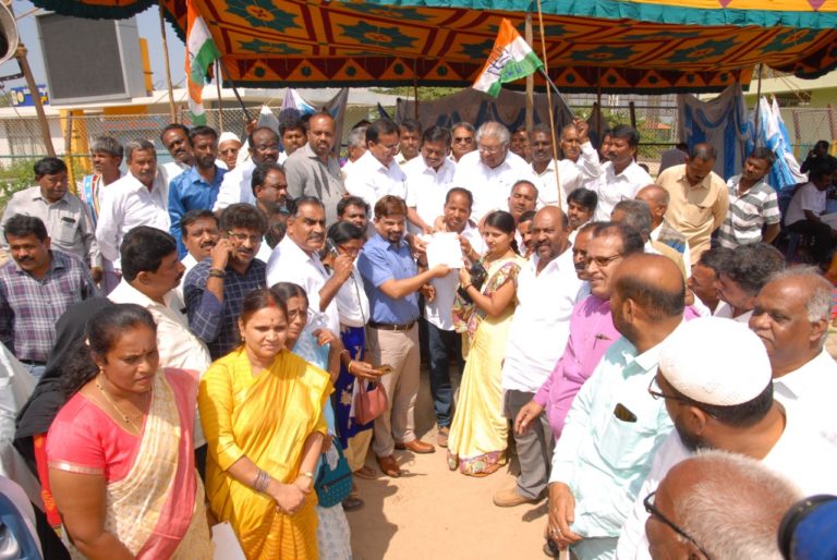 ರಾಜ್ಯ ಸರ್ಕಾರವನ್ನು ವಜಾಗೊಳಿಸುವಂತೆ ಒತ್ತಾಯಿಸಿ ಪ್ರತಿಭಟನೆ