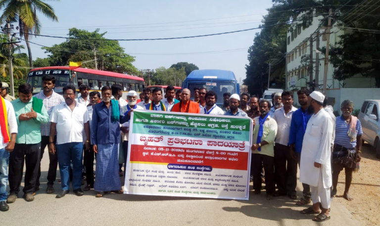 ಖಾಸಗಿ ಬಸ್ ಗಳ ಸಂಚಾರಕ್ಕೆ ಕಡಿವಾಣ ಹಾಕಿ; ಜಿಲ್ಲಾಧಿಕಾರಿ ಕಚೇರಿವರೆಗೆ ಜಾಥ