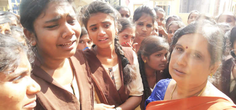 ಕುಣಿಗಲ್ ನ ಸ್ವಾಮಿ, ಗುಬ್ಬಿ, ಕೊರಟಗೆರೆ ಶ್ರೀನಿವಾಸ ಪದವಿ ಪೂರ್ವ ಕಾಲೇಜುಗಳ ಮಾನ್ಯತೆ ರದ್ದು: ಬೀದಿ ಪಾಲಾದ 400ಕ್ಕೂ ಹೆಚ್ಚು ವಿದ್ಯಾರ್ಥಿಗಳು,  35 ಮಂದಿ ಸಿಬ್ಬಂದಿ