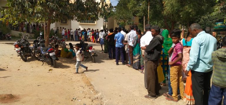 ಕೊರಟಗೆರೆ ಯಲ್ಲಿ ಆಧಾರ ಕಾರ್ಡ್ ಗಾಗಿ ಸರದಿಯಲ್ಲಿ ನಿಂತಿರುವ ಸಾರ್ವಜನಿಕರು.