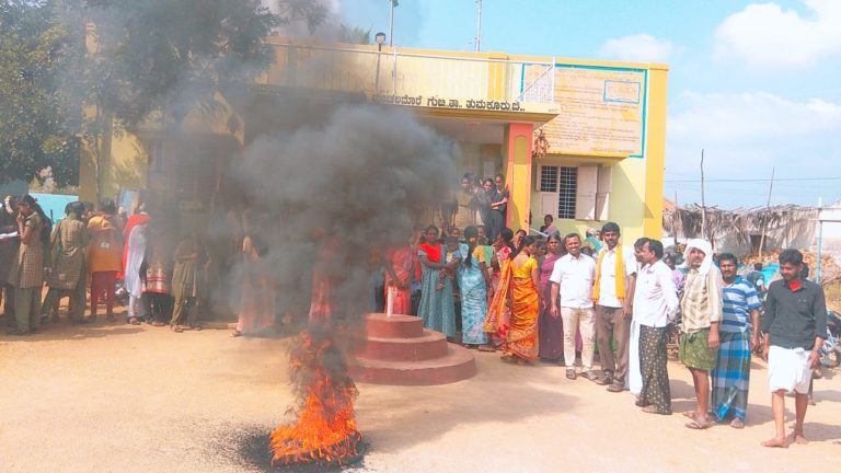 ಅಕ್ರಮ‌ ಮದ್ಯ ಮಾರಾಟ: ವಿದ್ಯಾರ್ಥಿಗಳ ರೋಷಾಗ್ನಿಗೆ ಬೆದರಿದ ಗ್ರಾಮ ಪಂಚಾಯ್ತಿ