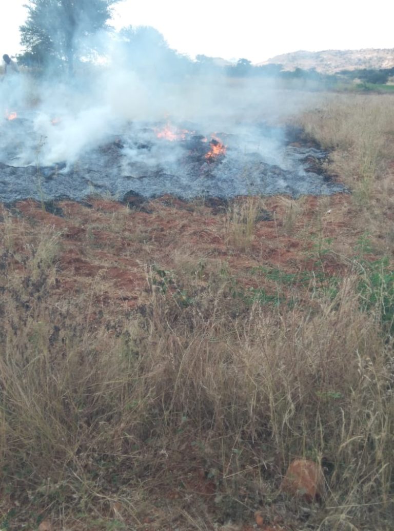 ಬೆಳೆಯ ಮಧ್ಯದಲ್ಲಿ ಜೀವ ಸಮಾಧಿಯಾದ ರೈತ!