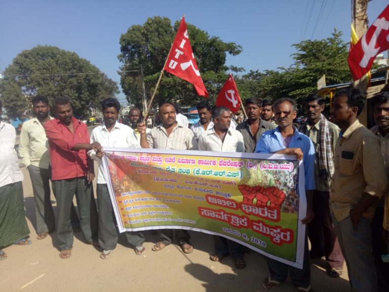ಮುಷ್ಕರಕ್ಕೆ ಬೆಂಬಲ; ತುಮಕೂರಿನಲ್ಲಿ ಕಾರ್ಮಿಕರ ಪ್ರತಿಭಟನೆ, ಬ್ಯಾಂಕ್ ಸ್ಥಬ್ದ