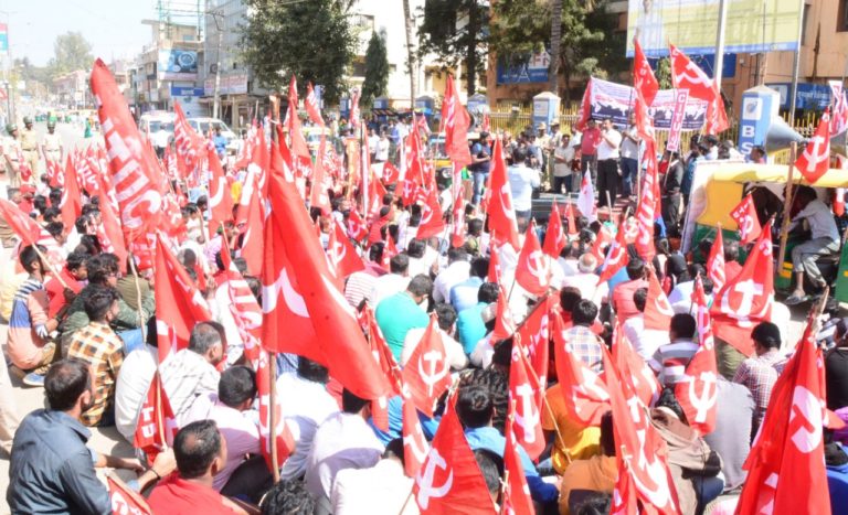 ಕನಿಷ್ಠ ವೇತನ ಹೆಚ್ಚಳ, ಸ್ವಾಮಿನಾಥನ್ ವರದಿ ಜಾರಿಗೆ ಒತ್ತಾಯಿಸಿ ಪ್ರತಿಭಟನೆ