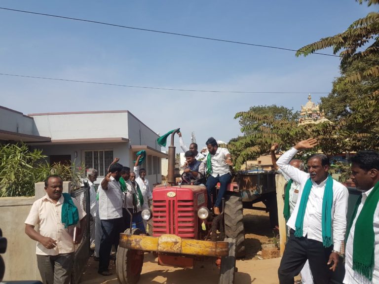 ಟ್ರಾಕ್ಟರನ್ನು ರೈತರು ಮರುಜಪ್ತಿ ಮಾಡಿದ ರೈತರು