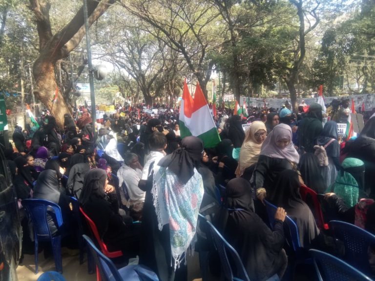 ತುಮಕೂರು: ಮಹಿಳೆಯರಿಂದ ಅಜಾದಿ ಘೋಷಣೆ