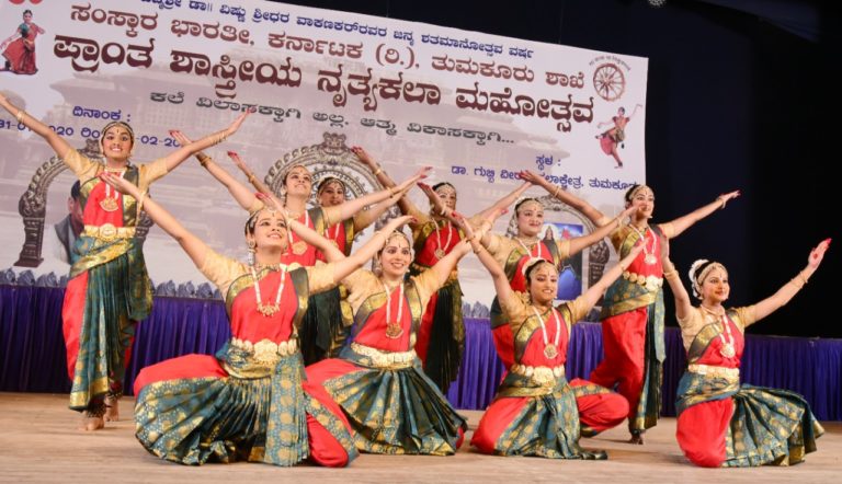 ಟೋಪಿ ಇಟ್ಟುಕೊಂಡ ಮಾತ್ರಕ್ಕೆ ಗಾಂಧೀಜಿ ಆಗಲು ಸಾಧ್ಯವಿಲ್ಲ