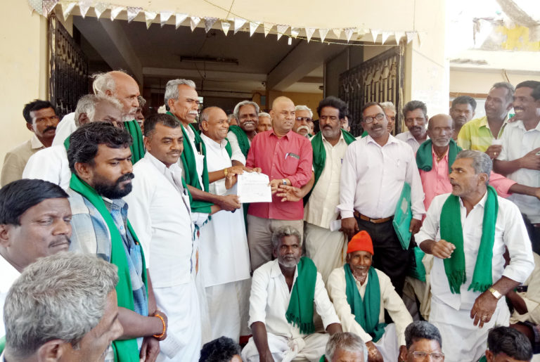 ಬ್ಯಾಂಕ್ ಅಧಿಕಾರಿಗಳ ಕಿರುಕುಳ; ರೈತರ ಪ್ರತಿಭಟನೆ