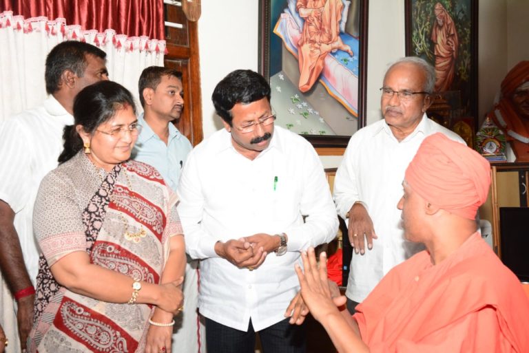 ಸಿದ್ಧಗಂಗಾ ಮಠಕ್ಕೆ ಓಡೋಡಿ ಬಂದ ಸಚಿವೆ