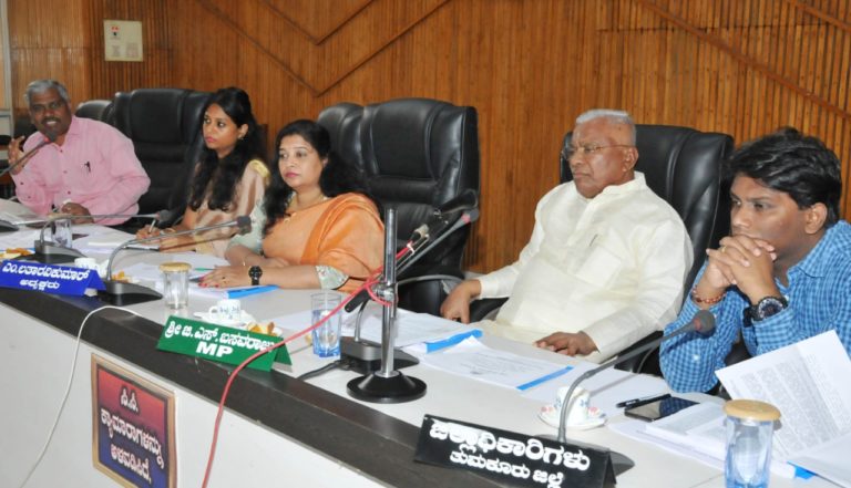 ಅಧಿಕಾರಿಗಳ ಸಭೆ ನಡೆಸಿದ ಸಂಸದರು…