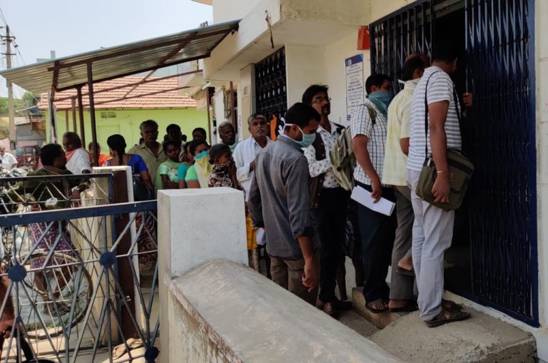 ಬ್ಯಾಂಕ್ ಸಿಬ್ಬಂದಿಯ ಹಿತಕ್ಕಾಗಿ ಬ್ಯಾಂಕ್ ಒಳಗೆ ಜನರ ನಿರ್ಬಂಧ?