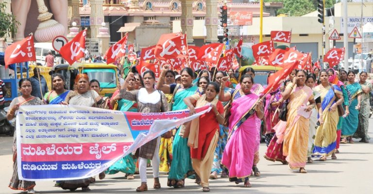ತುಮಕೂರಿನಲ್ಲಿ ಮಹಿಳೆಯರ ಪ್ರತಿಭಟನೆ