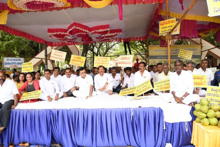 ಕೊಬ್ಬರಿಗೆ ಬೆಂಬಲ ಬೆಲೆ: ಮಾಜಿ ಸಂಸದ ಎಸ್ ಪಿಎಂ ಧರಣಿ