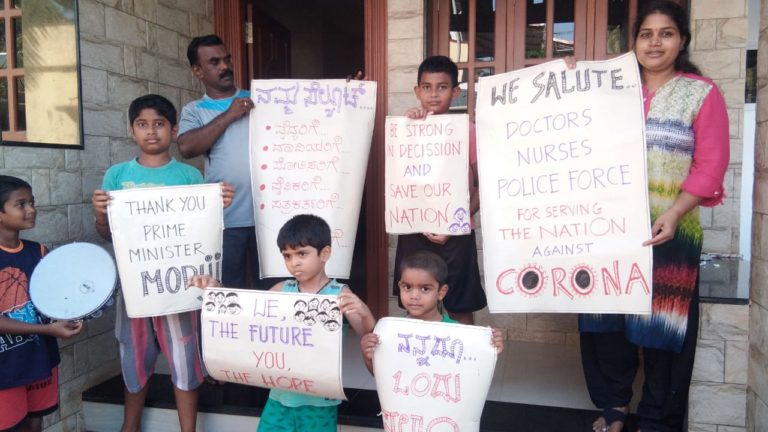 ಸಿದ್ಧರಬೆಟ್ಟದ ಶ್ರೀಗಳಿಂದ ಜಾಗಟೆ, ಜನರಿಂದ ಚಪ್ಪಾಳೆ: ವೈದ್ಯರು, ದಾದಿಯರಿಗೆ ಬೆಂಬಲ