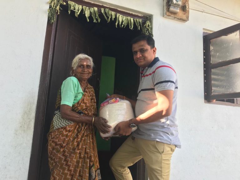 ಲಾಕ್ ಡೌನ್: ತಿಪಟೂರಿನಲ್ಲಿ 140 ಕುಟುಂಬಕ್ಕೆ ದಿನಸಿ ವಿತರಣೆ