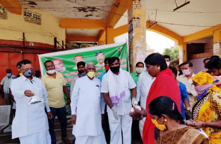 ಪಾವಗಡ ಜೆಡಿಎಸ್ ವತಿಯಿಂದ ಆಹಾರ ವಿತರಣೆ