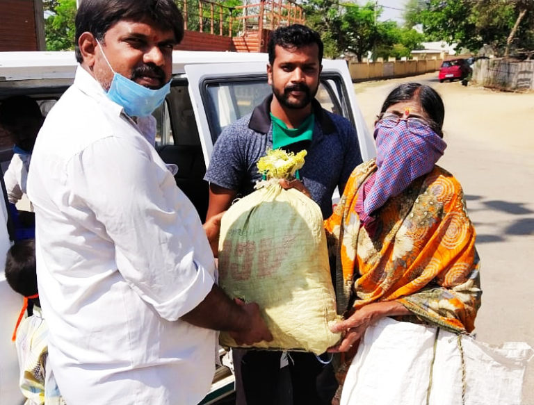 ಹಸಿದವರಿಗೆ ನೀಡಲು ವೃದ್ಧಾಪ್ಯವೇತನ, ಪಡಿತರವನ್ನೇ ನೀಡಿದ ಒಂಟಿ ಅಜ್ಜಿ!