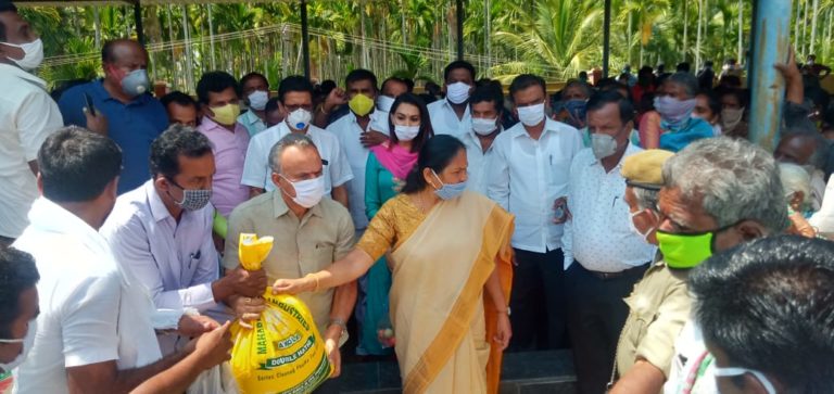 ಒಂದೇ ದಿನ 5 ಟನ್ ತರಕಾರಿ, 3‌ ಟನ್ ಬಾಳೇಕಾಯಿ ವಿತರಿಸಿದ ಸುರೇಶಗೌಡ