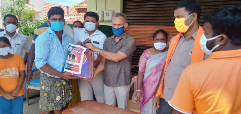 ಉದ್ಯಮಿಗಳು, ಶ್ರೀಮಂತರು ನೆರವಿನ ಕೈಚಾಚಲಿ: ಸುರೇಶಗೌಡ