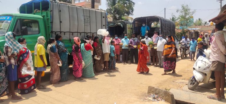 ಹಣ್ಣು ಹಂಪಲು ಹಂಚಿದ  ಶಾಸಕ ಗೌರಿಶಂಕರ್