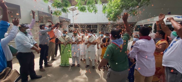 ಆರೋಗ್ಯ ಸಹಾಯಕಿಯರ ಮೇಲೆ ಹೂ ಮಳೆ