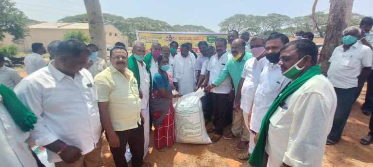 ಬಿತ್ತೆನ ಶೇಂಗಾ ವಿತರಣೆಗೆ ಚಾಲನೆ