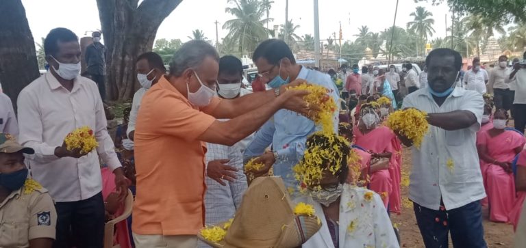 ಕೊರೊನಾ ವಾರಿಯರ್ಸ್ ಗೆ ಹೂಮಳೆ ಸುರಿಸಿದ ಮಾಜಿ ಶಾಸಕರು