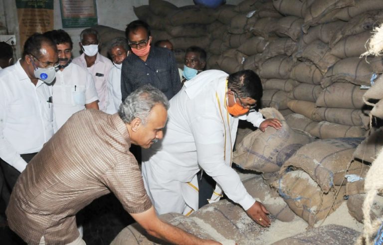 ಅಕ್ಕಿ, ಬೇಳೆ ಪರೀಕ್ಷಿಸಿದ ಆಹಾರ ಸಚಿವರು