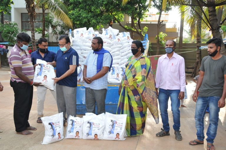 ಕೊಳೆಗೇರಿಗಳ ಜನರ‌‌‌ ಕೈ ಹಿಡಿದ ಮಾಜಿ ಶಾಸಕ ರಫೀಕ್