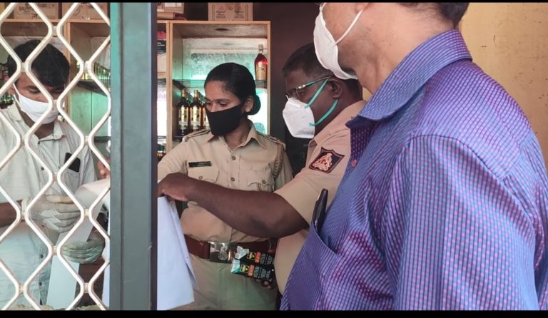 ಮದ್ಯದಂಗಡಿಯಲ್ಲಿ ಹೆಚ್ಚುವರಿ ದರ ವಸೂಲಿ:  ಅಧಿಕಾರಿಗಳಿಂದ ದಾಳಿ