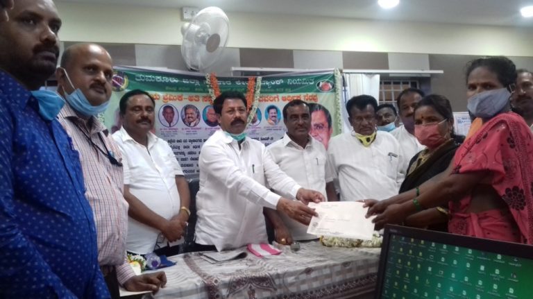 ಬೀದಿ ಬದಿ ವ್ಯಾಪಾರಿಗಳಿಗೆ ಧೈರ್ಯ ತುಂಬಿದ ಶಾಸಕ