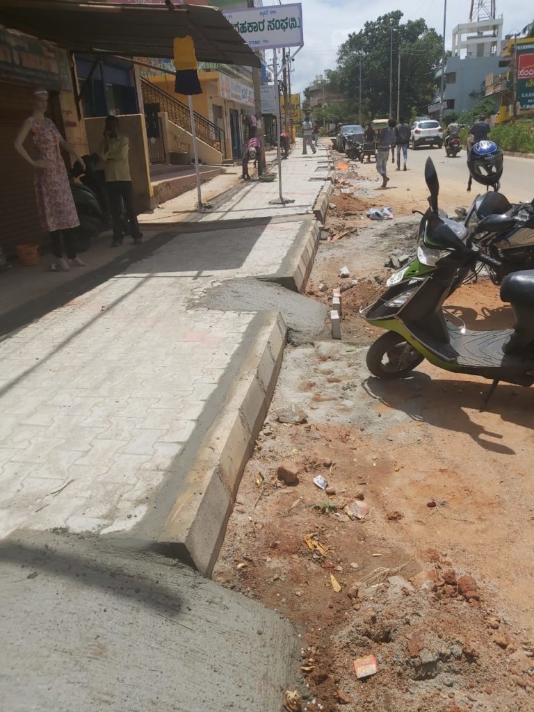 ಶೆಟ್ಟಿಹಳ್ಳಿ ಮುಖ್ಯರಸ್ತೆಯಲ್ಲಿ ಫುಟ್ಪಾತ್ ಗೆ ಹಾನಿ
