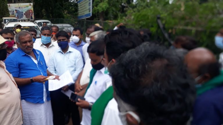 ರೈತರೊಂದಿಗೆ ಮುನಿಸು; ಕಾರಿನಲ್ಲಿ ಹೋಗಿ ಕುಳಿತ ಸಚಿವ ಮಾಧುಸ್ವಾಮಿ
