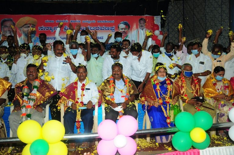 ಪಾವಗಡದಲ್ಲಿ ರಕ್ತದಾನ- ಸಿಬ್ಬಂದಿಗೆ ಅಭಿನಂದನೆ
