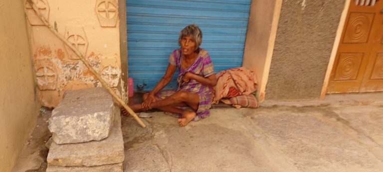 ಪಾವಗಡ: ಬೀದಿ ಬದಿಯಲ್ಲಿ ಗೋಳಾಡುತ್ತಿರುವ ಅಜ್ಜಿ