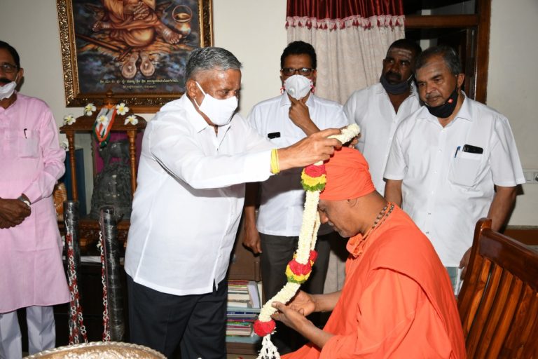 ಮಠಕ್ಕೆ ಬಂದ ವಿ.ಸೋಮಣ್ಣ