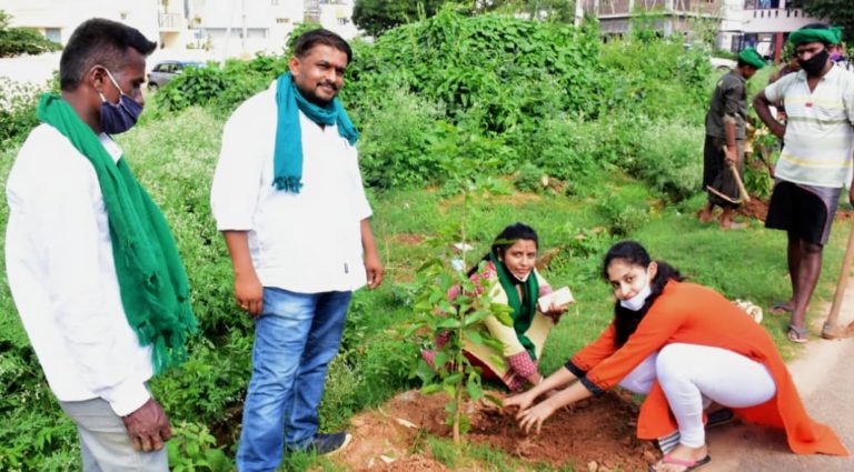 ನೃಪತುಂಗ‌ ಬಡಾವಣೆಯಲ್ಲಿ ರೈತರ ನೆನಪಿ‌ನಲ್ಲಿ ಗಿಡನೆಟ್ಟರು