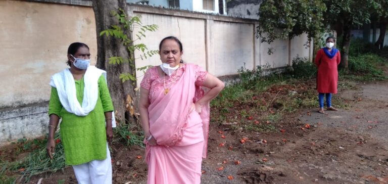 ಕೊರೊನಾ ಕೆಲಸದ ನಡುವೆಯೂ ಗಾಂಧಿ ದಿನ ಸ್ವಚ್ಛತೆಯ ಕೆಲಸ ಮಾಡಿದ ವೈದ್ಯೆ: ಸಂತಸಗೊಂಡ ಜನರು