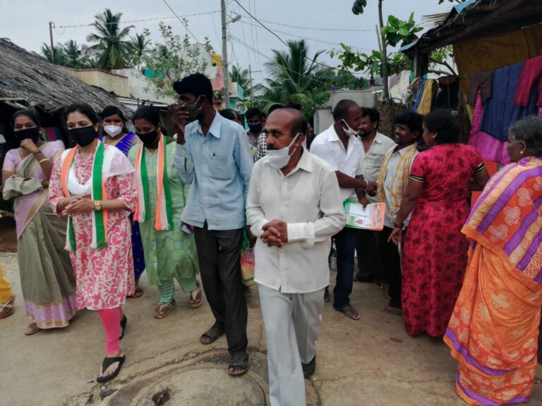 ಶಿರಾ ಉಪಚುನಾವಣೆ: ಮಹಿಳೆಯರ ಮನ ಗೆಲ್ಲುತ್ತಿರುವ ರಂಜಿತಾ!