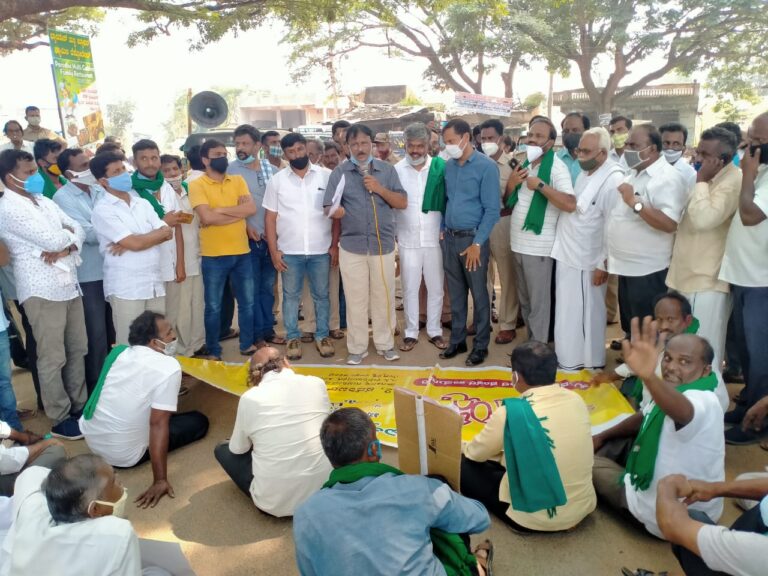 ತಿಪಟೂರು ಎತ್ತಿನಹೊಳೆ ನೀರಿಗೆ ಕಾಲ್ನಡಿಗೆ ಜಾಥಾ: ರಸ್ತೆಯಲ್ಲೇ ಸಭೆ ನಡೆಸಿದ ತಹಶೀಲ್ದಾರ್