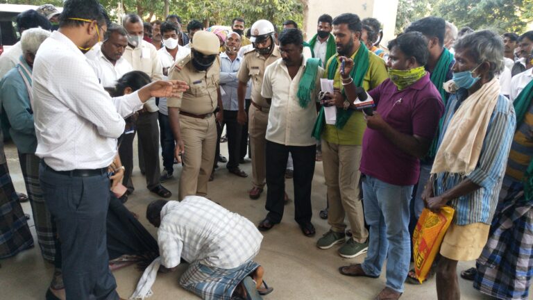 ಜಮೀನು ಬಿಡಿಸಿಕೊಡುವಂತೆ ಎಸಿ ಕಾಲಿಗೆ ಬಿದ್ದು ಕಣ್ಣೀರಿಟ್ಟ ರೈತ