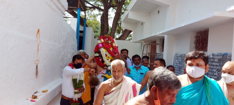 ನಾಗಲಮಡಿಕೆ: ರಥದ ಶೆಡ್ ಗೆ ಭಕ್ತರ ಪೂಜೆ