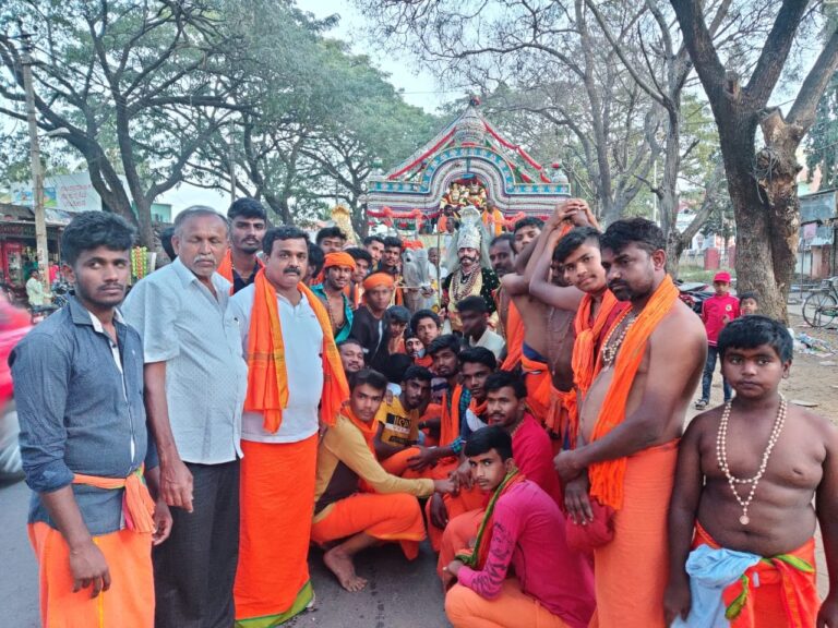 ಕಬ್ಬಳ್ಳಿ ಬಸವೇಶ್ವರ ಸ್ವಾಮಿಗೆ ಮಾಲಾಧಾರಿಗಳಿಂದ ಪಾದಯಾತ್ರೆ