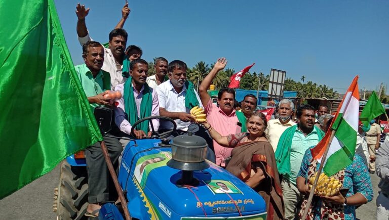 ರೈತರಿಗೆ ಹೂವು, ಹಣ್ಣು ನೀಡಿ ಕಳುಹಿಸಿಕೊಟ್ಟ ವೈದ್ಯರು, ಲೇಖಕಿಯರು